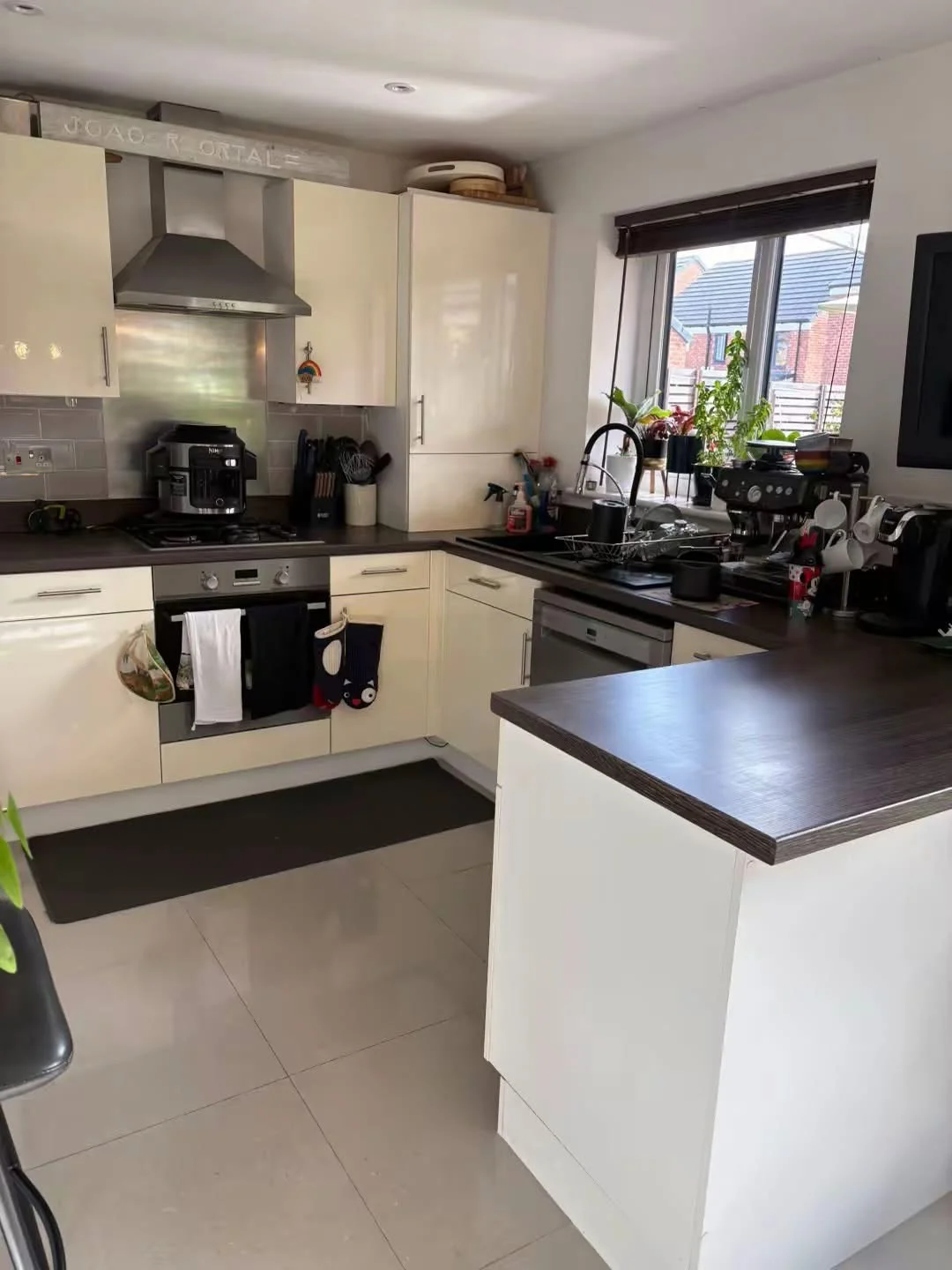 Kitchen worktops, hob and tiled floor